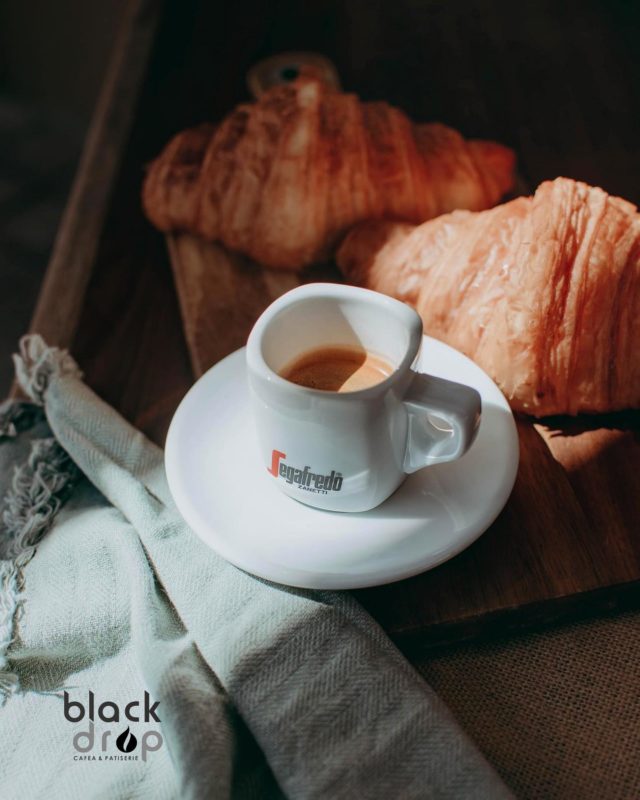 Espresso Segafredo și croissante Black Drop